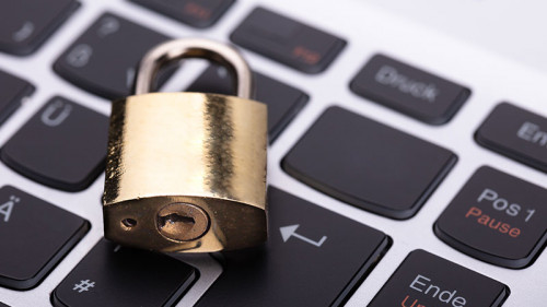 Schloss-auf-Tastatur-220177471-FO-Andrey-Popov