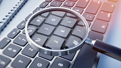 Lupe-auf-Tastatur-212943600-FO-peterschreiber-media