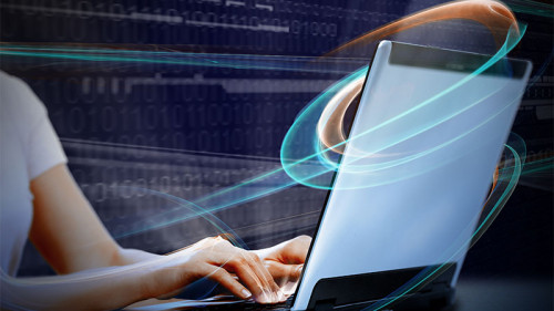 Frau-Laptop-Binaer-Code-58218903-FO-Kurhan