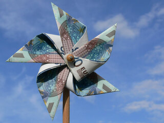 Windmühle mit Geld-Fotolia-4419853-Marina Lohrbach.jpg