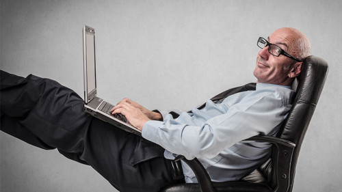 Mann-Laptop-entspannt-65755003-FO-olly