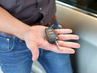 hand-autoschluessel-69377367-fo-industrieblick