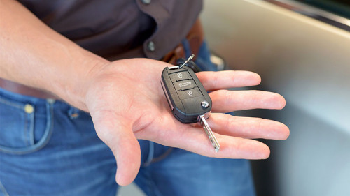 hand-autoschluessel-69377367-fo-industrieblick