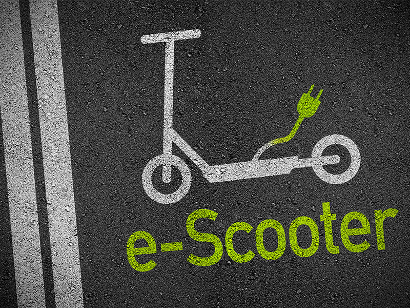 Asphalt-E-Scooter-263663944-FO-Stockwerk-Fotodesign