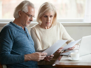 Senioren-Paar-Brief-Laptop-226201218-FO-fizkes