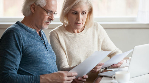 Senioren-Paar-Brief-Laptop-226201218-FO-fizkes