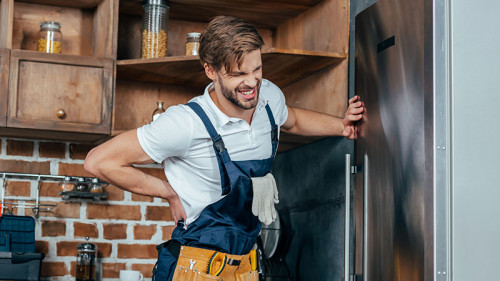 Handwerker-Rueckenschmerzen-187482693-FO-LIGHTFIELD-STUDIOS