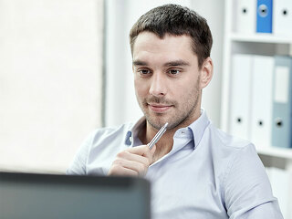 anzugtraeger-computer-laechelnd-120000028-fo-syda-productions