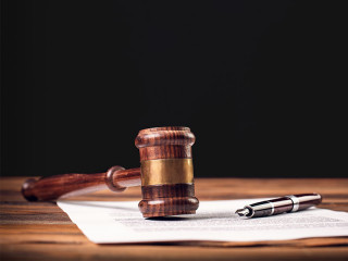 Richterhammer-papier-Fueller-267370266-FO-ilkercelik