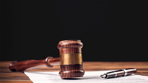 Richterhammer-papier-Fueller-267370266-FO-ilkercelik