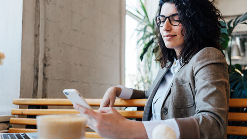 Frau-Smartphone-Kaffee-266248803-FO-mooshny