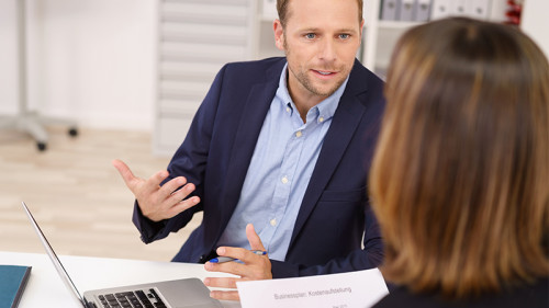 Anzugtraeger-Anzugtragerin-Laptop-118448072-FO-contrastwerkstatt