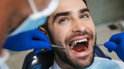 Zahnarzt-Patient-262221918-FO-Drobot-Dean