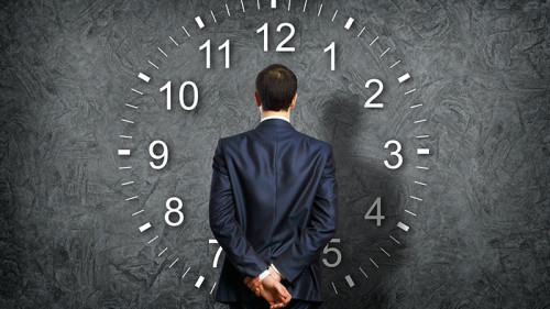 Anzugtraeger-vor-Uhr-45978539-FO-Sergey-Nivens