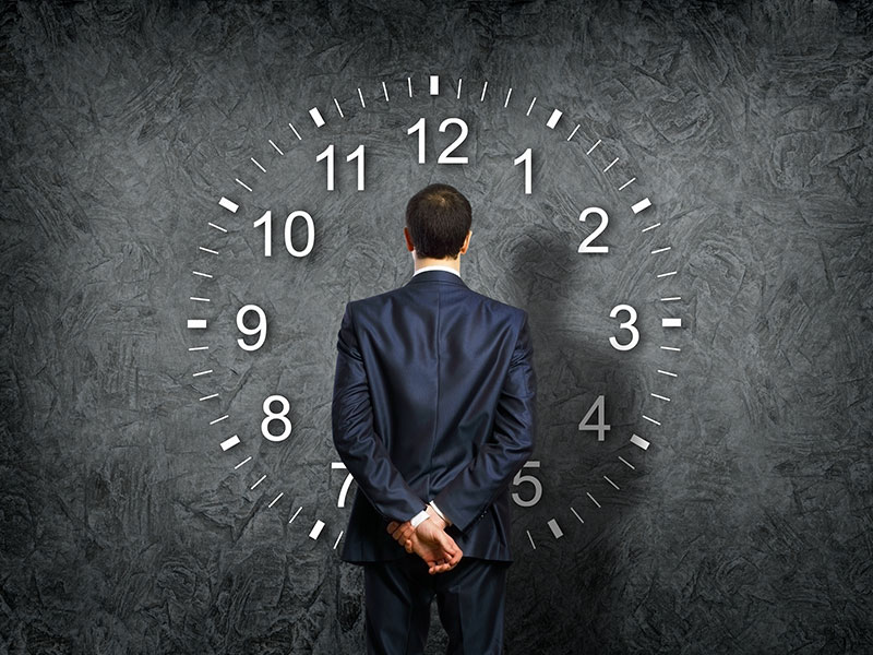 Anzugtraeger-vor-Uhr-45978539-FO-Sergey-Nivens