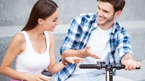 Paar-E-Scooter-118866880-FO-zinkevych