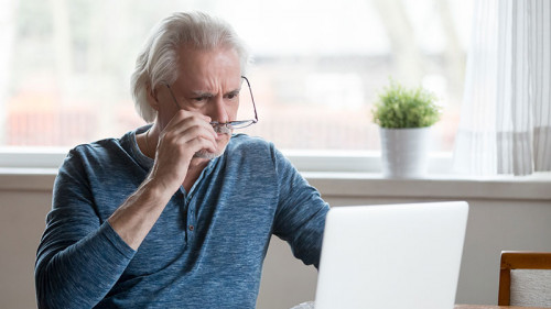 Senior-Laptop-226204051-FO-fizkes