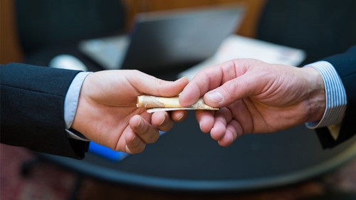 Anzugtraeger-Haende-Geldschein-206835854-FO-Minerva-Studio