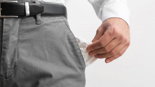 Anzugtraeger-leere-Taschen-241346761-FO-New-Africa