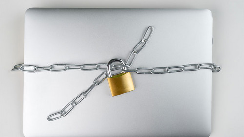 Laptop-Kette-Schloss-257272450-FO-cronislaw