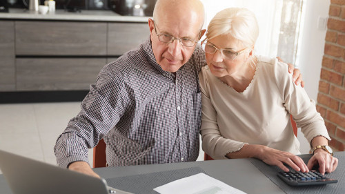 Senioren-Paar-laptop-264243812-FO-Proxima-Studio