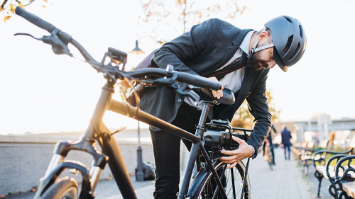 Anzugtraeger-E-Bike-252897826-FO-Halfpoint