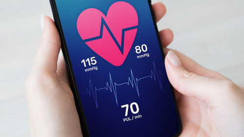 Haende-Smartphone-Herz-App-258860660-FO-WrightStudio