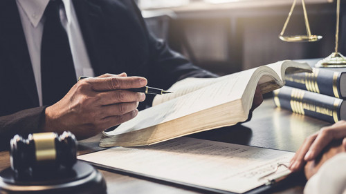 Anzugtraeger-Richterhammer-234828247-FO-Freedomz