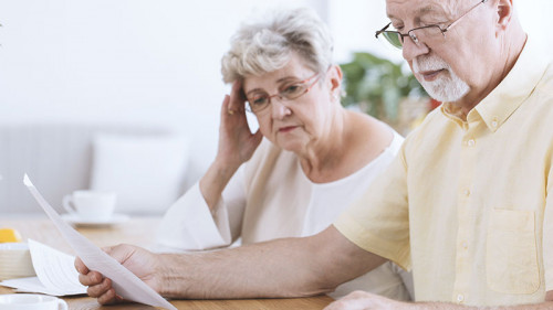 Senioren-Paar-Papier-197447220-FO-Photographee-eu