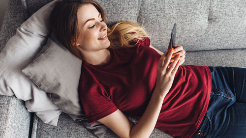 Frau-Smartphone-Couch-190222266-FO-undrey