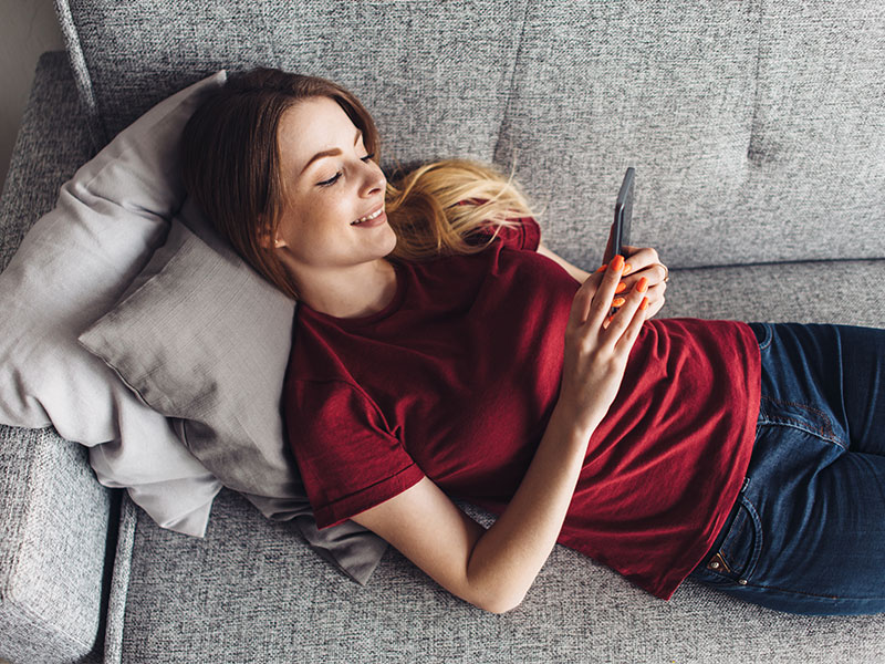 Frau-Smartphone-Couch-190222266-FO-undrey