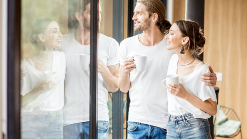 Paar-Kaffee-Fenster-208491849-FO-rh2010