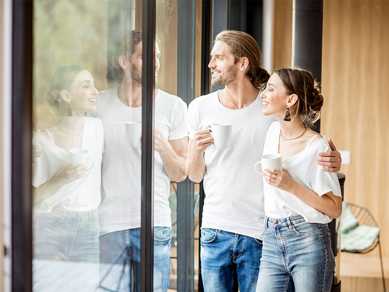 Paar-Kaffee-Fenster-208491849-FO-rh2010