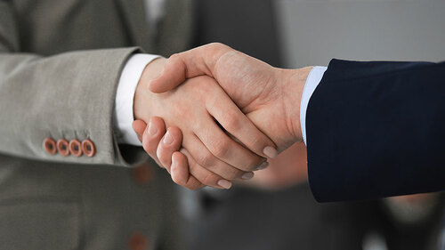 Anzugtraeger-Handshake-267390128-FO-rogerphoto