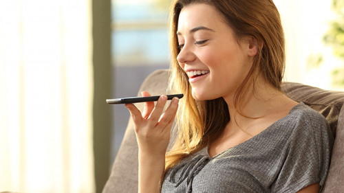 Maedchen-spricht-in-Smartphone-137128878-FO-Antonioguillem