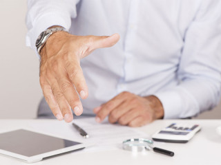 Anzugtraeger-Handshake-92195999-FO-Fabio-Balbi