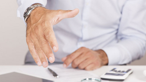 Anzugtraeger-Handshake-92195999-FO-Fabio-Balbi