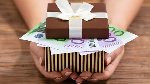 Geschenk-Geldscheine-245550215-FO-Andrey-Popov