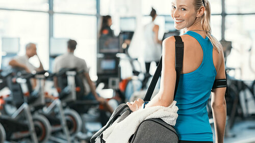 Frau-Fitnessstudio-162740389-FO-Rido
