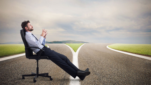 Anzugtraeger-Sessel-Weggabelung-213831817-FO-alphaspirit