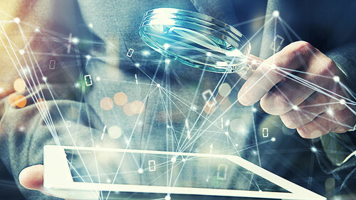 Anzugtraeger-Tablet-Lupe-225193880-FO-alphaspirit