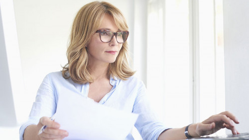 Anzugtraegerin-Laptop-Papier-212116265-FO-sepy