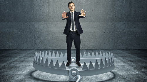 Anzugtraeger-in-Baerenfalle-189184902-FO-tiero