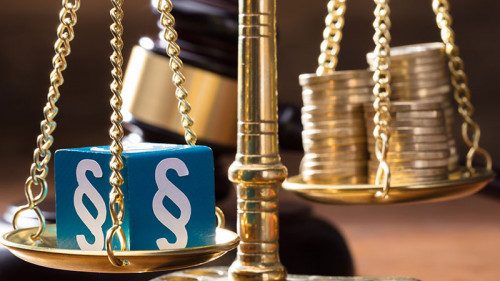 Waage-Paragraph-Muenzen-191585461-FO-Andrey-Popov