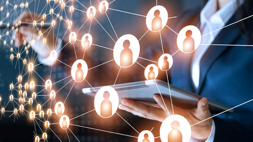 Anzugtraegerin-Netzwerk-191020472-FO-ipopba