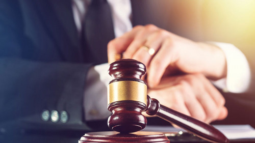 Anzugtraeger-Richterhammer-268792326-FO-BillionPhotos-com