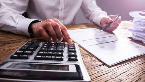 Anzugtraeger-Taschenrechner-Papier-202428976-FO-Andrey-Popov