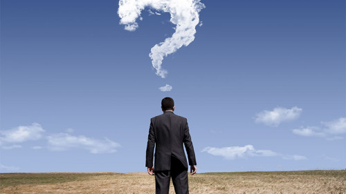 Anzugtareger-Fragezeichen-Wolken-25377374-FO-Helder-Almeida