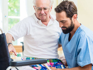 Senior-Pfleger-192223829-FO-Kzenon