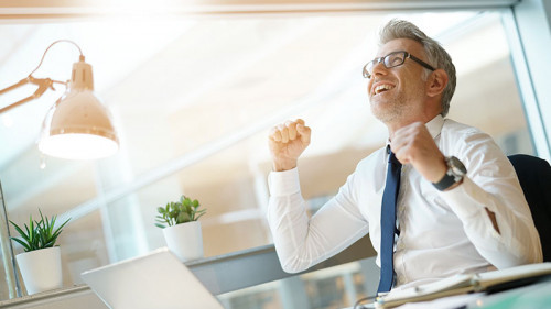 Anzugtraeger-jubelt-182026712-FO-goodluz